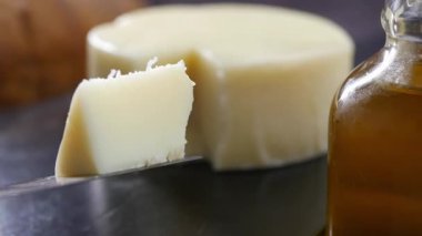 Peynir bıçakla kesilirken, pazarda yağ dökülüyor..