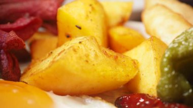 Bir tabak patatesi yumurta ve sebzeyle pişirmiş, yemeye hazır..