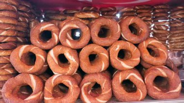 Fırın vitrinine istiflenmiş taze ekmek halkaları Türk maymunları.