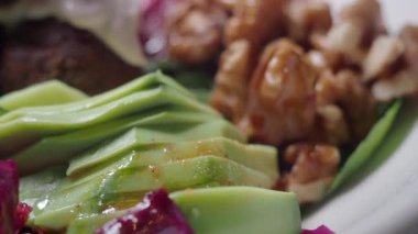 Parlak renkleri ve çeşitli öğeleri olan bir tabak yiyeceğe yakından bakın..