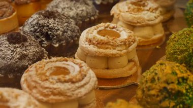 Lezzetli ikramlar müşterilerin görmesi için bir pastane çantasında düzenlenir..