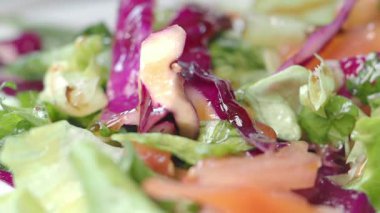 Taze sebzeler sağlıklı bir salata yemeği yapmak için karıştırılır..