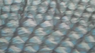 Dalgalanmalar gün boyunca su yüzeyinde desenler oluşturur..