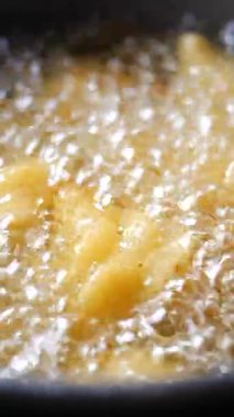 Ev mutfağında sıcak yağda patates kızartma..