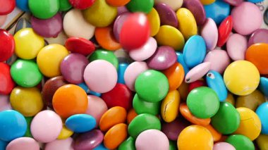 Farklı renkte şekerlemeler toplanan bir masada yayılır..