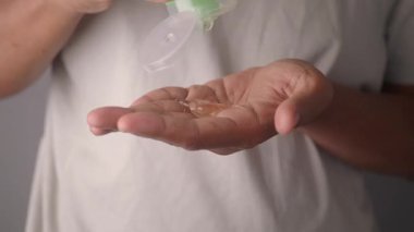 Eline aloe vera jeli dökülüyor. .