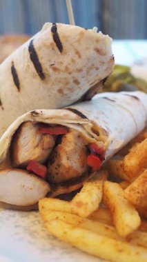 Biberle doldurulmuş ızgara tavuğun ve patates kızartmasının tadını çıkar..