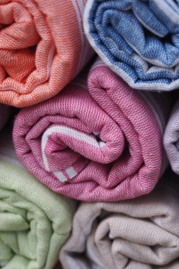Renkli havlular toplanır ve düzenli bir şekilde dizilir..