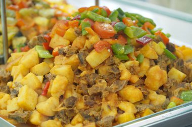 Gıda sergisinde et, patates ve taze sebze karışımı yer alıyor..