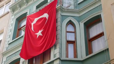 İstanbul 'daki bir binada büyük bir Türk bayrağı rengini gösteriyor.