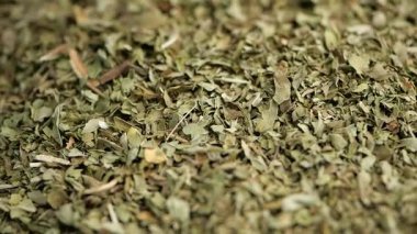 Kurutulmuş otlar sıradan yemeklere tat katmak için gösterilir..