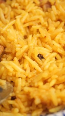 Üst kaşık görüntüsü sarı pirinci seç. Kapat..