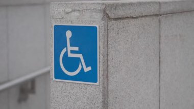 Bir işaret, hareket ihtiyacı olan bireyler için ulaşılabilir bir yol gösterir.