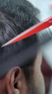 Bugün berber dükkanında birinin saçı kesilecek..