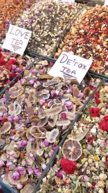 Markette bitki çayı çeşitleri sergileniyor..