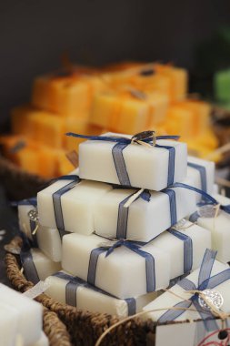 İnsanlar yerel bir markette el yapımı sabunlara bakıyorlar..