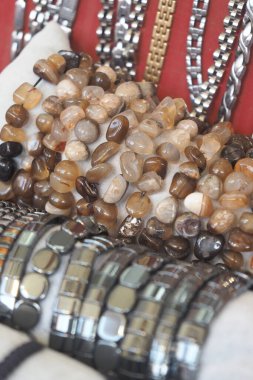 Bir ekran yüzeyinde sıralanmış çeşitli boncuk ve bilezik stilleri.