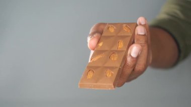 Bir insan, fındıklı çikolatayı basit bir şekilde tutar..