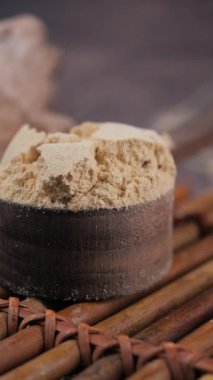 Tahta kaşıkta zencefil tozunun yakın çekimi .