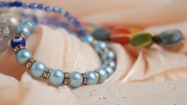 Bu, renkli boncuklar ve mermilerle mücevher yapma sürecini gözler önüne seriyor..