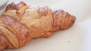 Kruvasan bir pastanede bir çarşafın üzerinde oturur. Koku havayı dolduruyor..