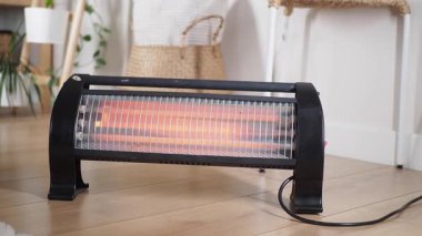 Elektrikli ısıtıcı rahat bir oda ayarında sıcaklık sağlıyor..