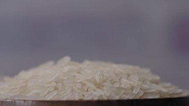 Bir kasede ağır ağır beyaz pirinç damlaları. .