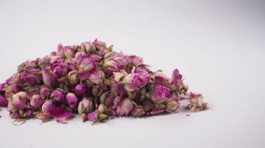 Basit kurumuş gül tomurcukları beyaz arkaplana yerleştirilir.