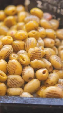 Küçük salyangozlar mutfak ortamında tencerede pişiriliyor..