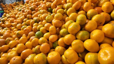 Parlak bir portakal yığını gündüz boyunca pazar alanını doldurur..