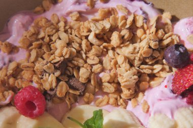 Yoğurt granola, böğürtlen ve muz dilimleriyle kaplıdır..