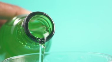 Soda Şişeden Dökülüyor.