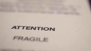 Bir uyarı, kırılgan nesneleri kullanırken bakıma duyulan ihtiyacı vurgular.