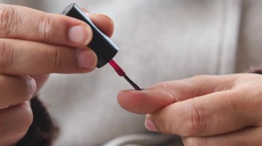 Birisi sıcak bir alanda tırnaklarını boyuyor..