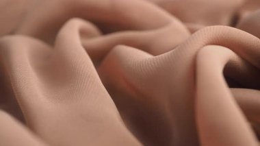 Kamera yumuşak kumaşın yavaşça hareket edişini yakından yakalar..