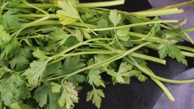Günlük aşçılık işleri için taze bitkilerin nasıl kullanılacağını gösteriyor..