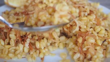 Kaşık kaşık kazma bulgur pirincine yakın çekim.