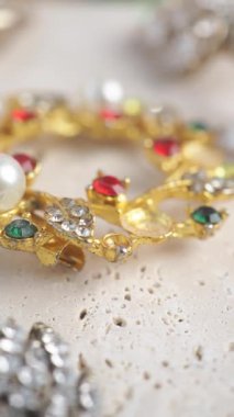 Açık bir yüzeyde parlak mücevherlere yakından bakın..