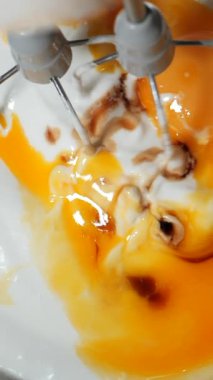 Yumurta ve şeker karıştırıcı ile karıştırılıyor..