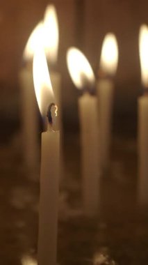 Mumlar, yansıma anları için loş bir alanda yavaşça yanar..