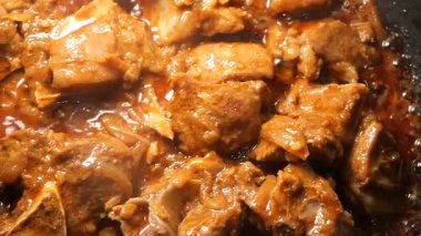 Lezzetli bir sosta körili biftek pişirmek..