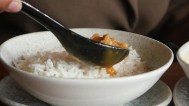 Tavuklu körili pilavın tadını çıkarıyorum..