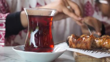 Akşamüstü bir kafede Türk çayı ve pastasının tadını çıkarıyorum..