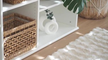 Basit depolama ve alanı ısıtan yumuşak dokuları olan parlak bir oda görüntüle.