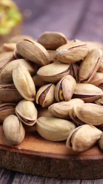 İnsanlar toplanıyor ve fıstıkları masada paylaşıyorlar..