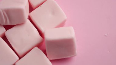 Pembe şeker ya da pembe arka planda sakız yakın plan..