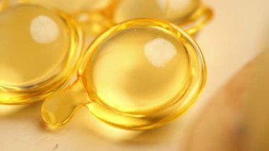 Yağ kapsülleri bir stüdyo ortamında hafif bir yüzeyde dinleniyor..