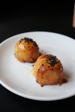 Hindi pastası ya da borek 'in yakın plan resmi. .