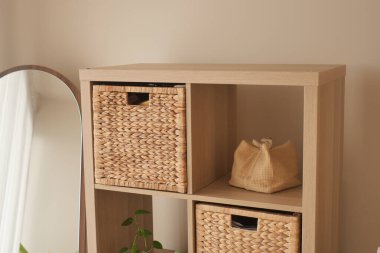 Depoda dokuma sepetleri ve yanında ayna olan küçük bir çanta var..