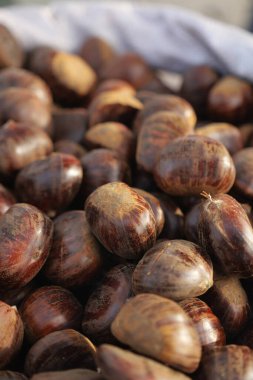 Kestaneler yerel bir markette büyük bir yığın halinde toplanır..